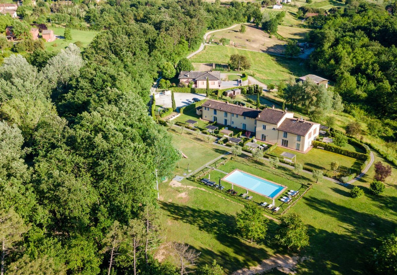 Villa à Lucques - Villa Hilary, a Convenient Luxury 4 bedrooms Villa with Sharing Pool on the Hills by Lucca