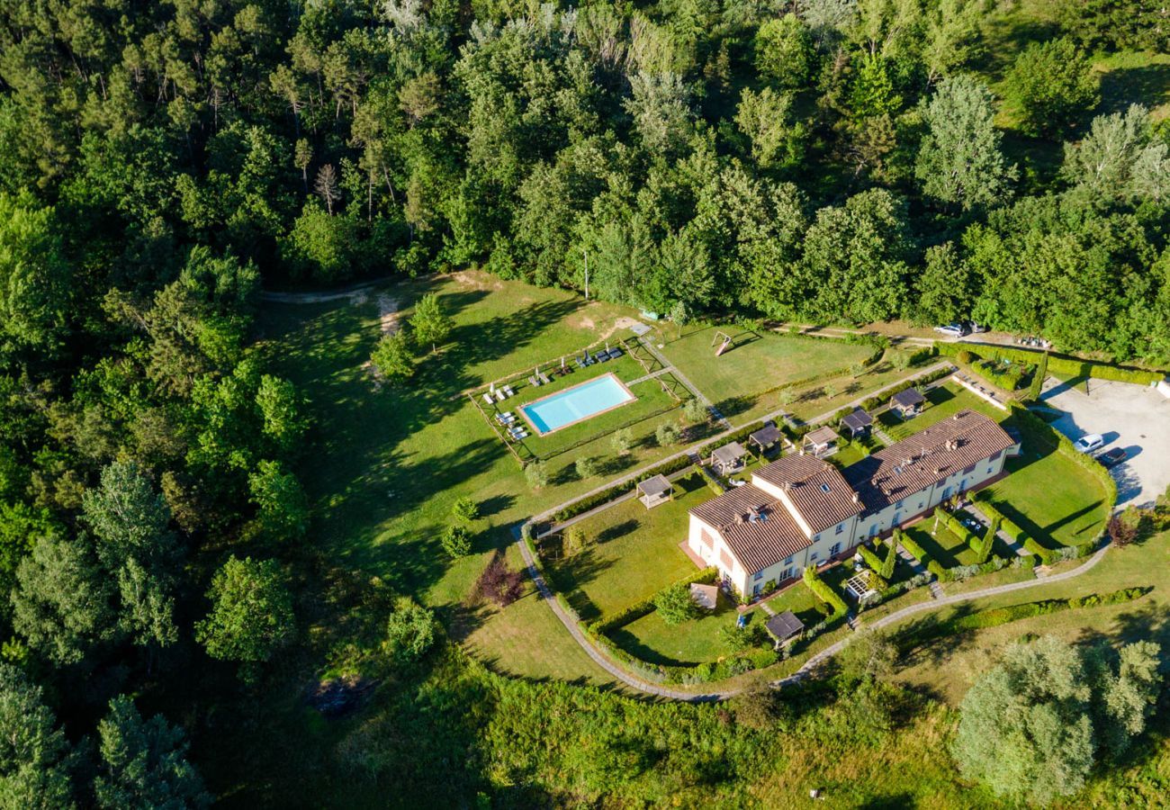 Villa à Lucques - Villa Hilary, a Convenient Luxury 4 bedrooms Villa with Sharing Pool on the Hills by Lucca