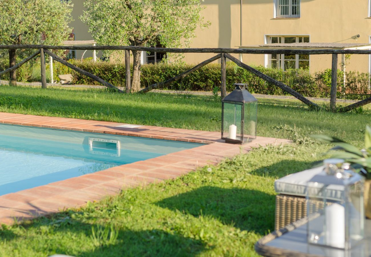 Villa à Lucques - Villa Hilary, a Convenient Luxury 4 bedrooms Villa with Sharing Pool on the Hills by Lucca