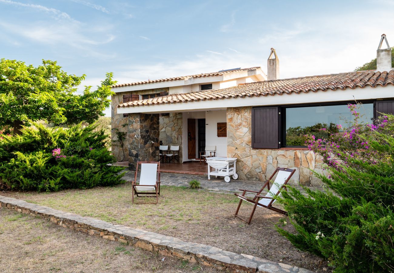 Villa Bay Pine - véranda avec vue sur la mer dans villa en location à Pittulongu