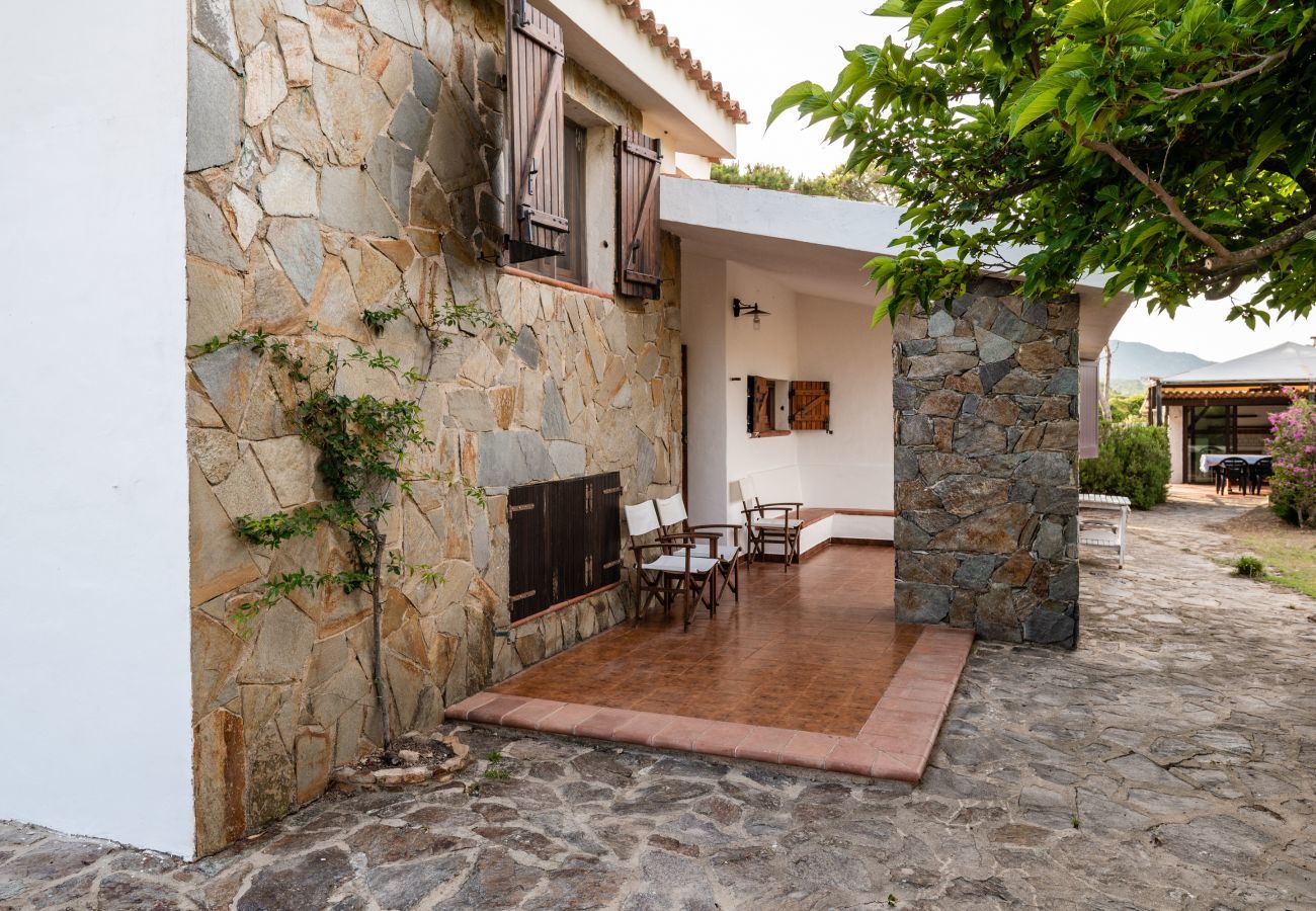 Villa Bay Pine - véranda ombragée dans villa sur la côte est de la Sardaigne