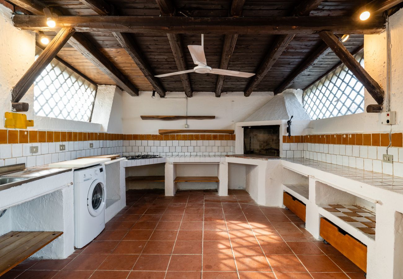 Villa Bay Pine - véranda avec coin barbecue dans villa en location à Pittulongu
