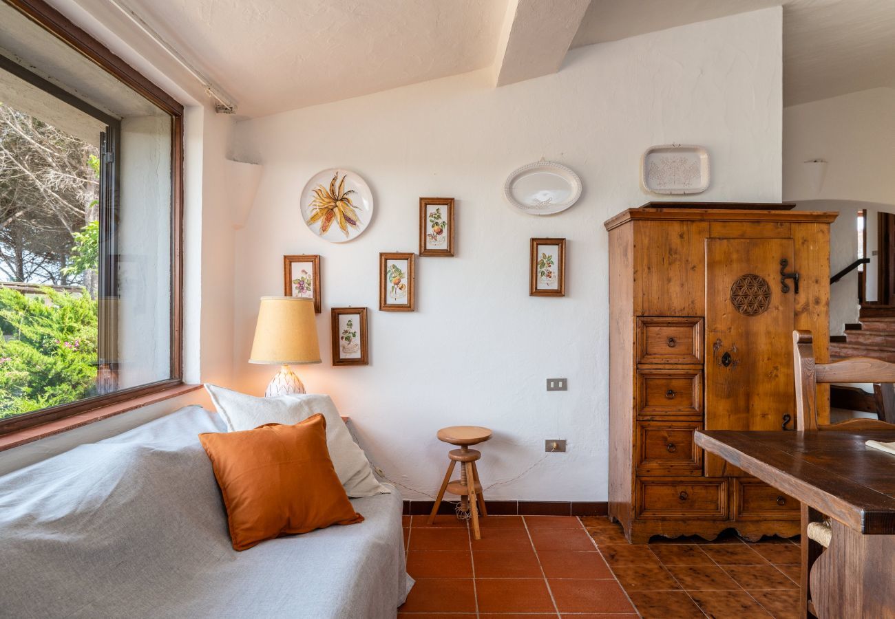 Villa Bay Pine - salon avec vue sur la mer dans villa en location à Pittulongu