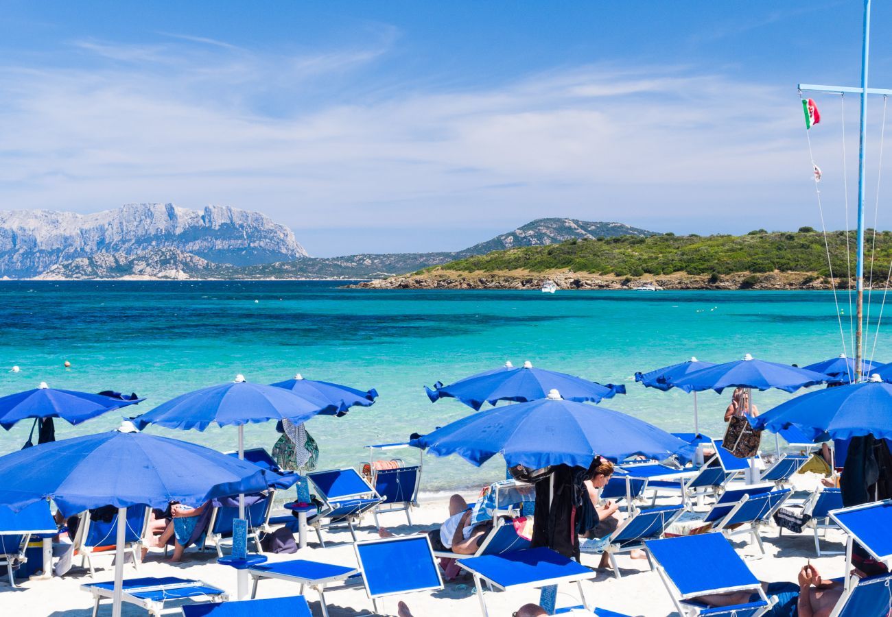 Villa Bay Pine - vue sur la plage équipée devant la villa en location à Pittulongu