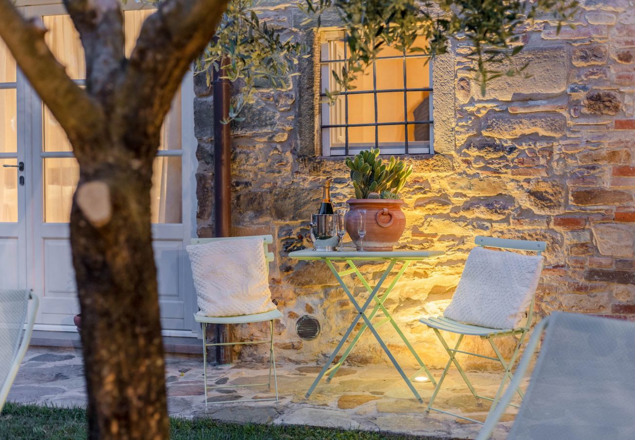 Villa à Pieve di Compito - Dimora delle Camelie, a traditional stylish stone farmhouse with garden on the hills of Compitese between Lucca and Pisa