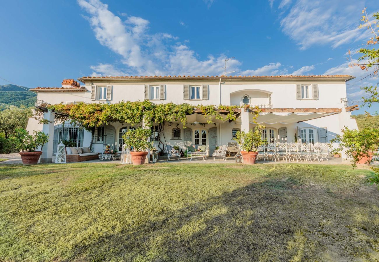 Villa à Capannori - Villa Noa, Romantic 8 bedroom Luxury Farmhouse with Private Pool on the Lucca Hills