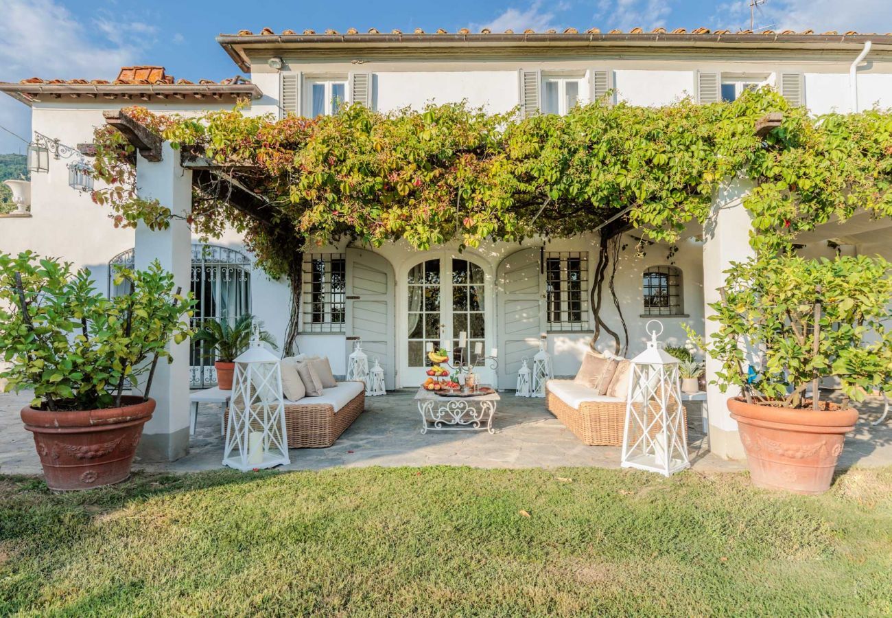 Villa à Capannori - Villa Noa, Romantic 8 bedroom Luxury Farmhouse with Private Pool on the Lucca Hills