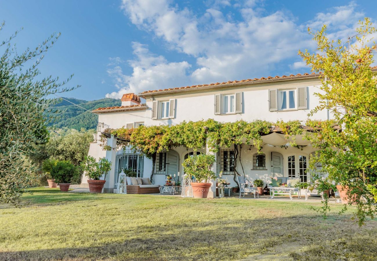 Villa à Capannori - Villa Noa, Romantic 8 bedroom Luxury Farmhouse with Private Pool on the Lucca Hills