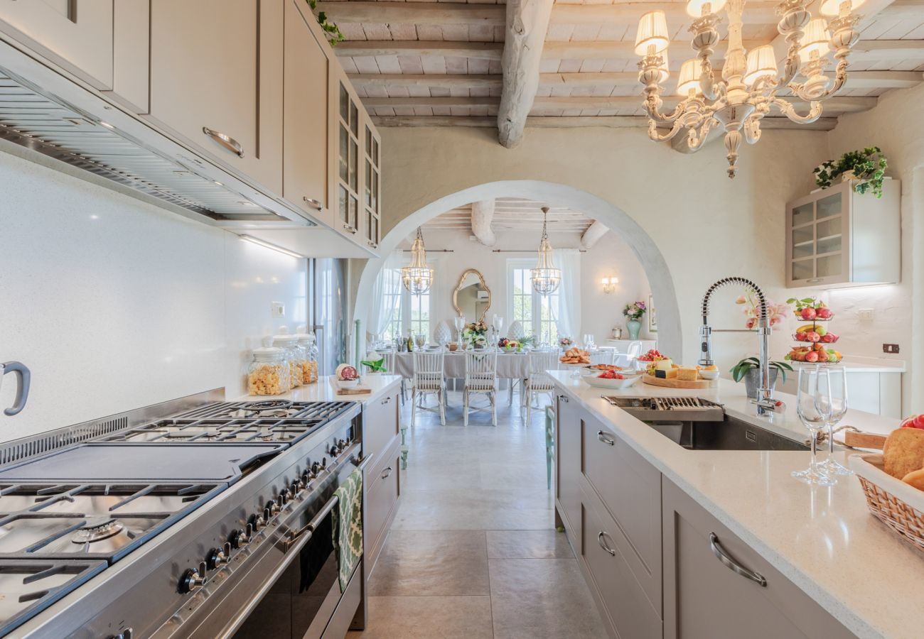 Villa à Capannori - Villa Noa, Romantic 8 bedroom Luxury Farmhouse with Private Pool on the Lucca Hills