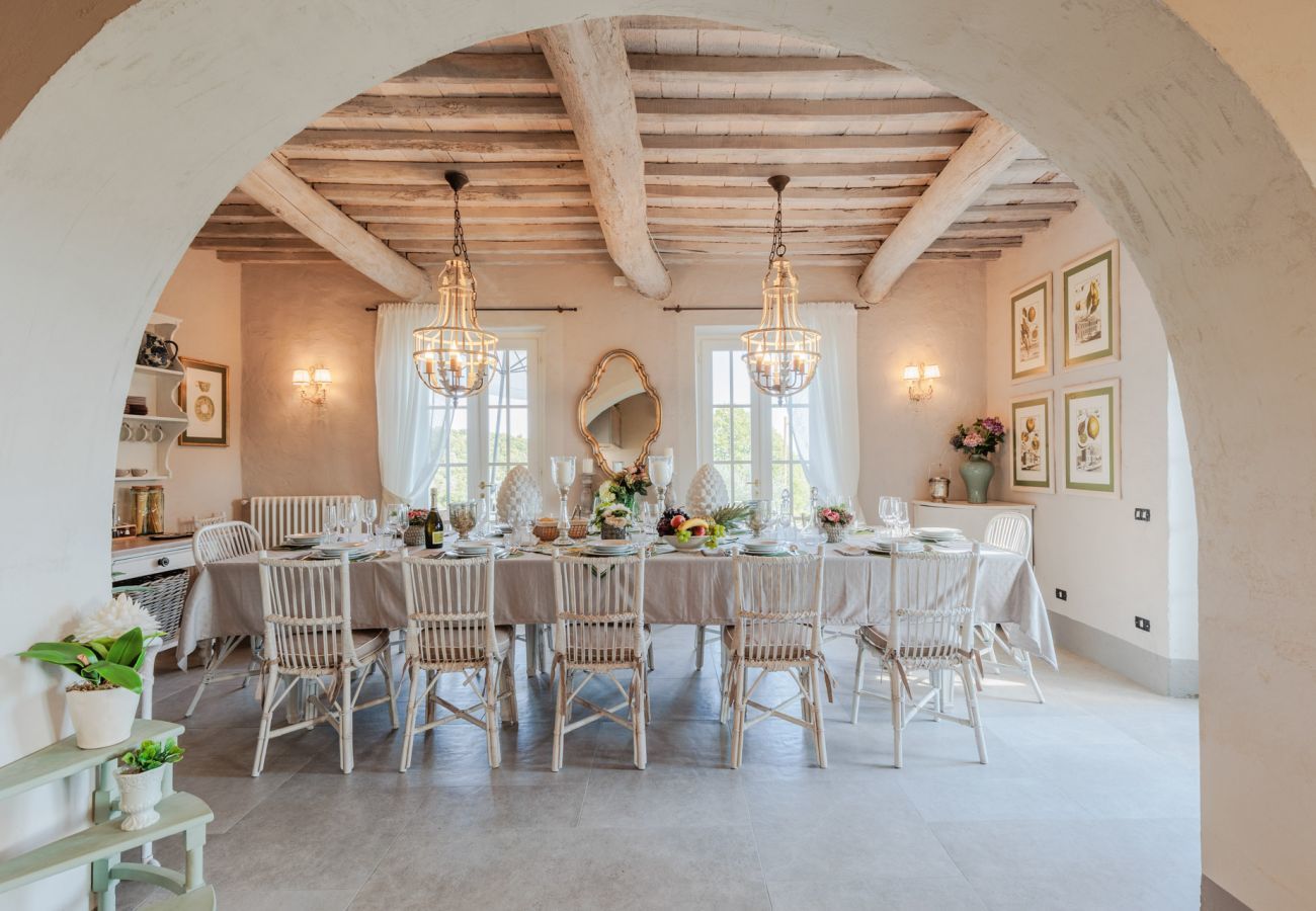 Villa à Capannori - Villa Noa, Romantic 8 bedroom Luxury Farmhouse with Private Pool on the Lucca Hills