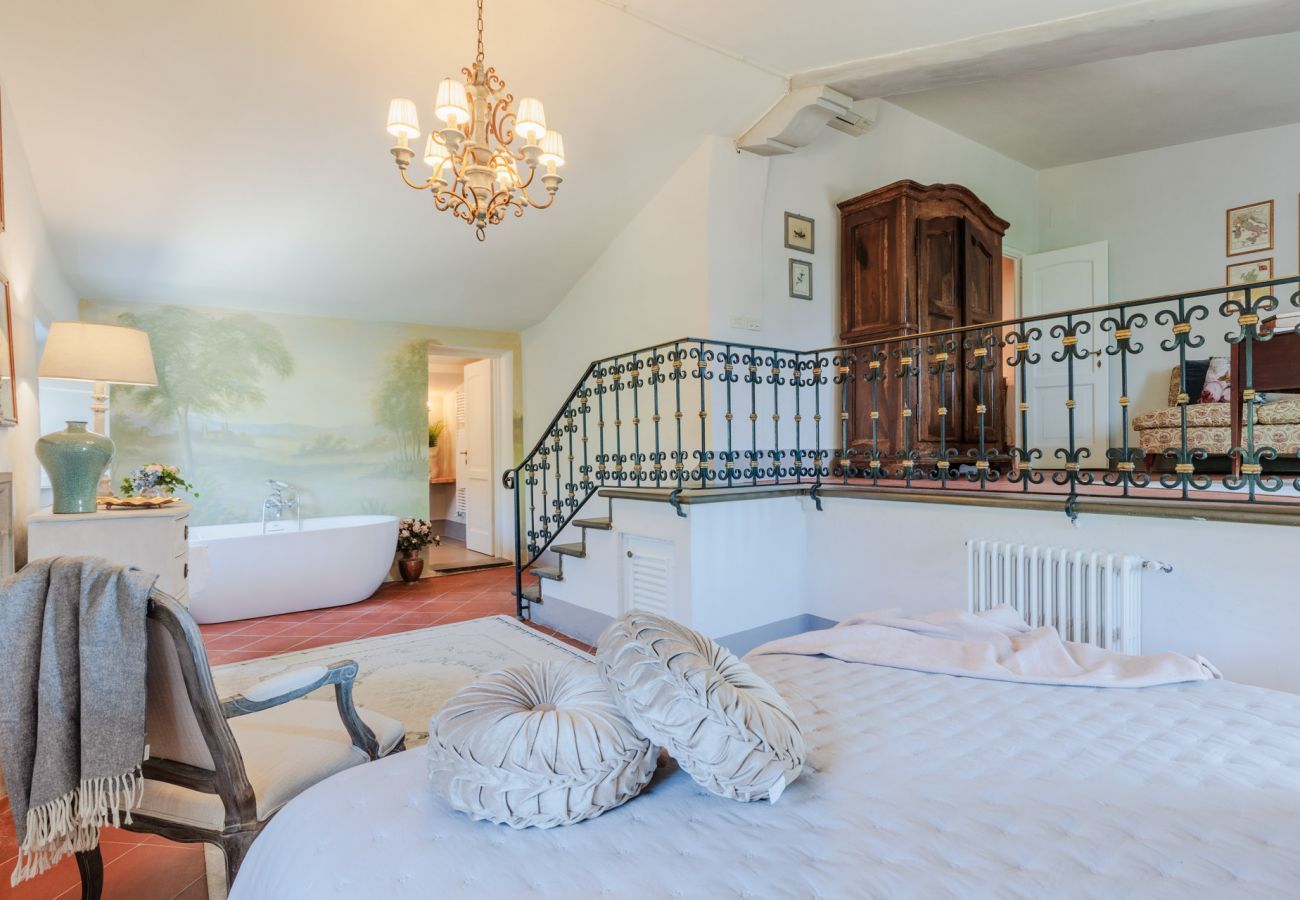 Villa à Capannori - Villa Noa, Romantic 8 bedroom Luxury Farmhouse with Private Pool on the Lucca Hills