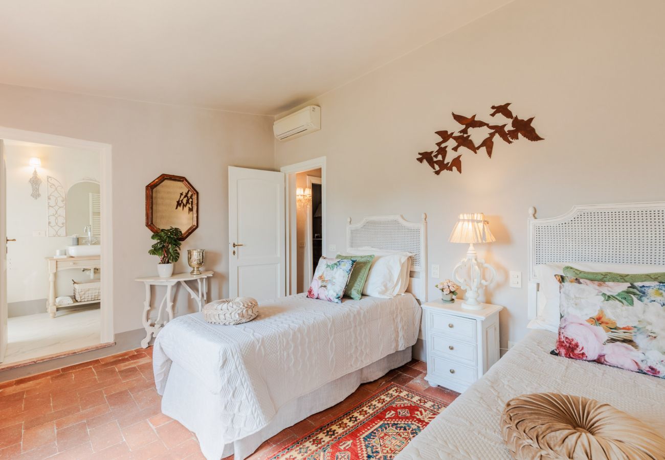 Villa à Capannori - Villa Noa, Romantic 8 bedroom Luxury Farmhouse with Private Pool on the Lucca Hills