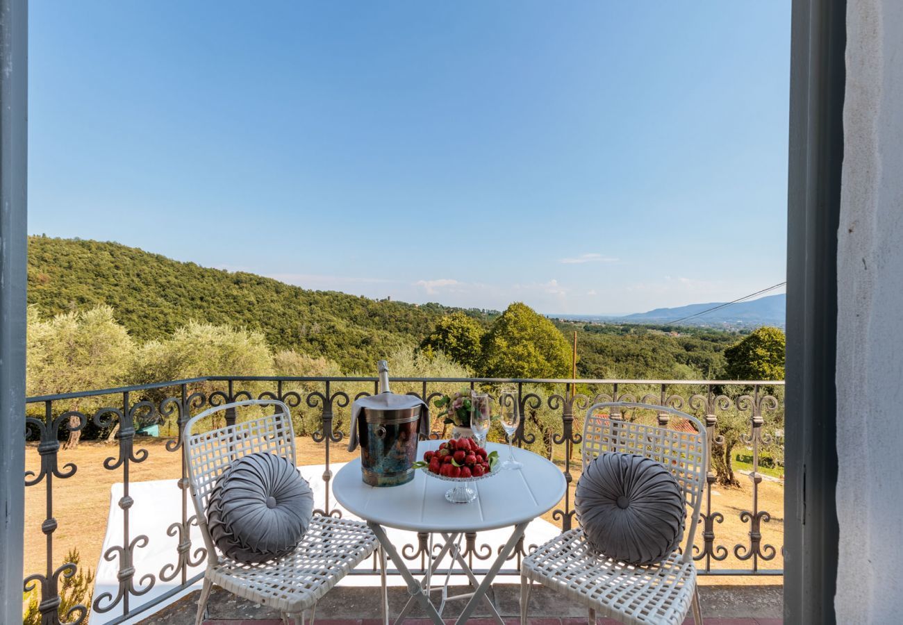 Villa à Capannori - Villa Noa, Romantic 8 bedroom Luxury Farmhouse with Private Pool on the Lucca Hills