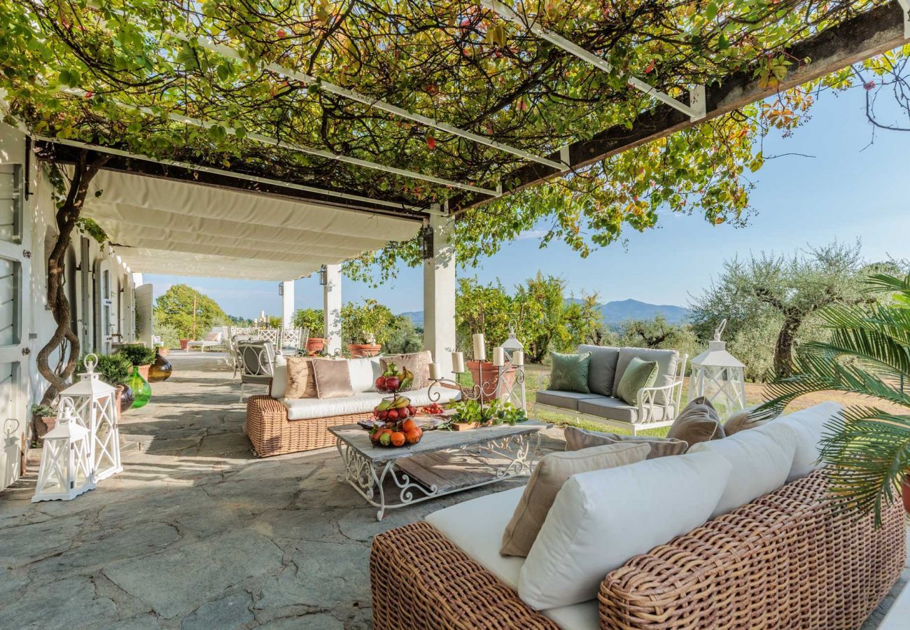 Villa à Capannori - Villa Noa, Romantic 8 bedroom Luxury Farmhouse with Private Pool on the Lucca Hills