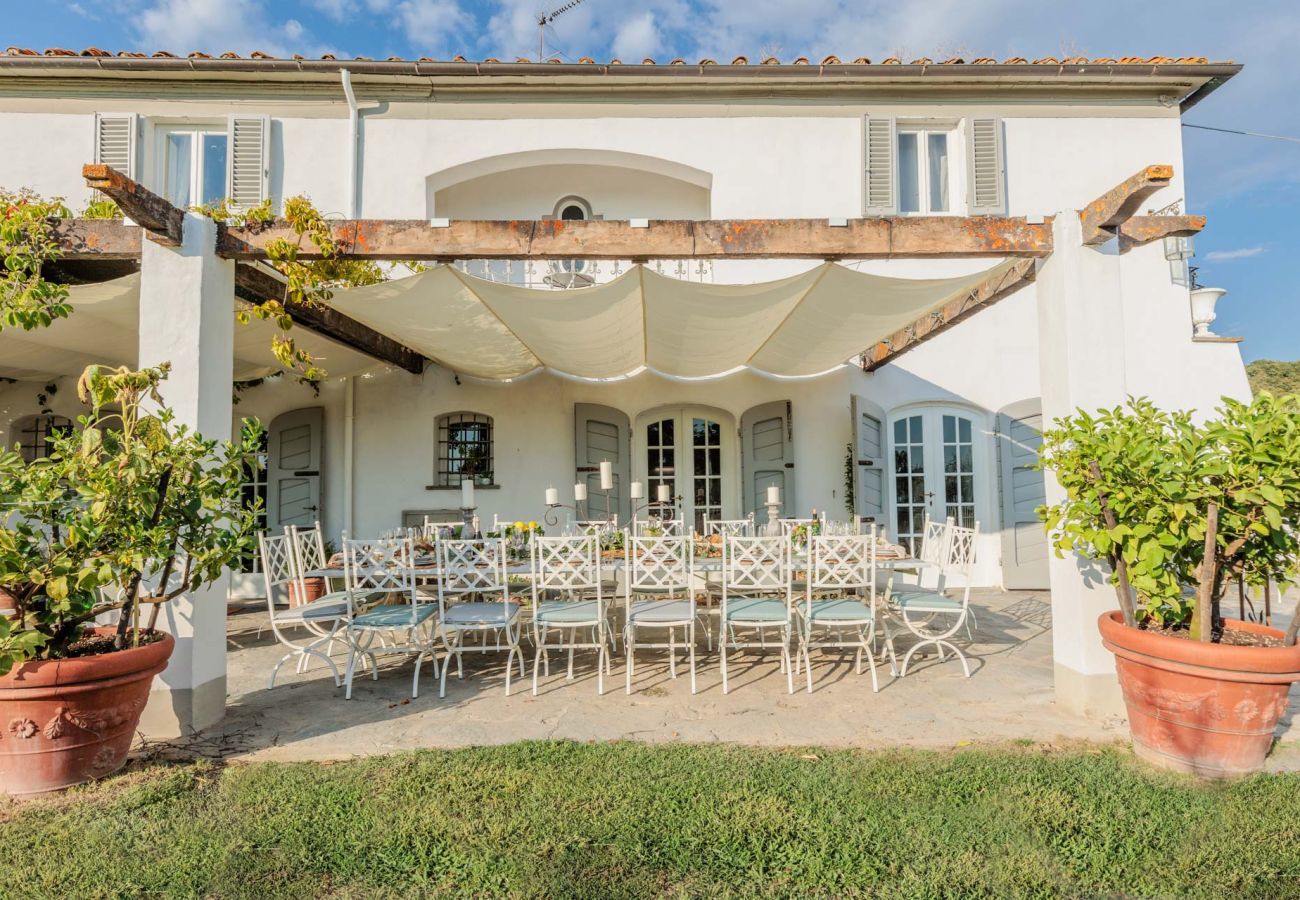 Villa à Capannori - Villa Noa, Romantic 8 bedroom Luxury Farmhouse with Private Pool on the Lucca Hills