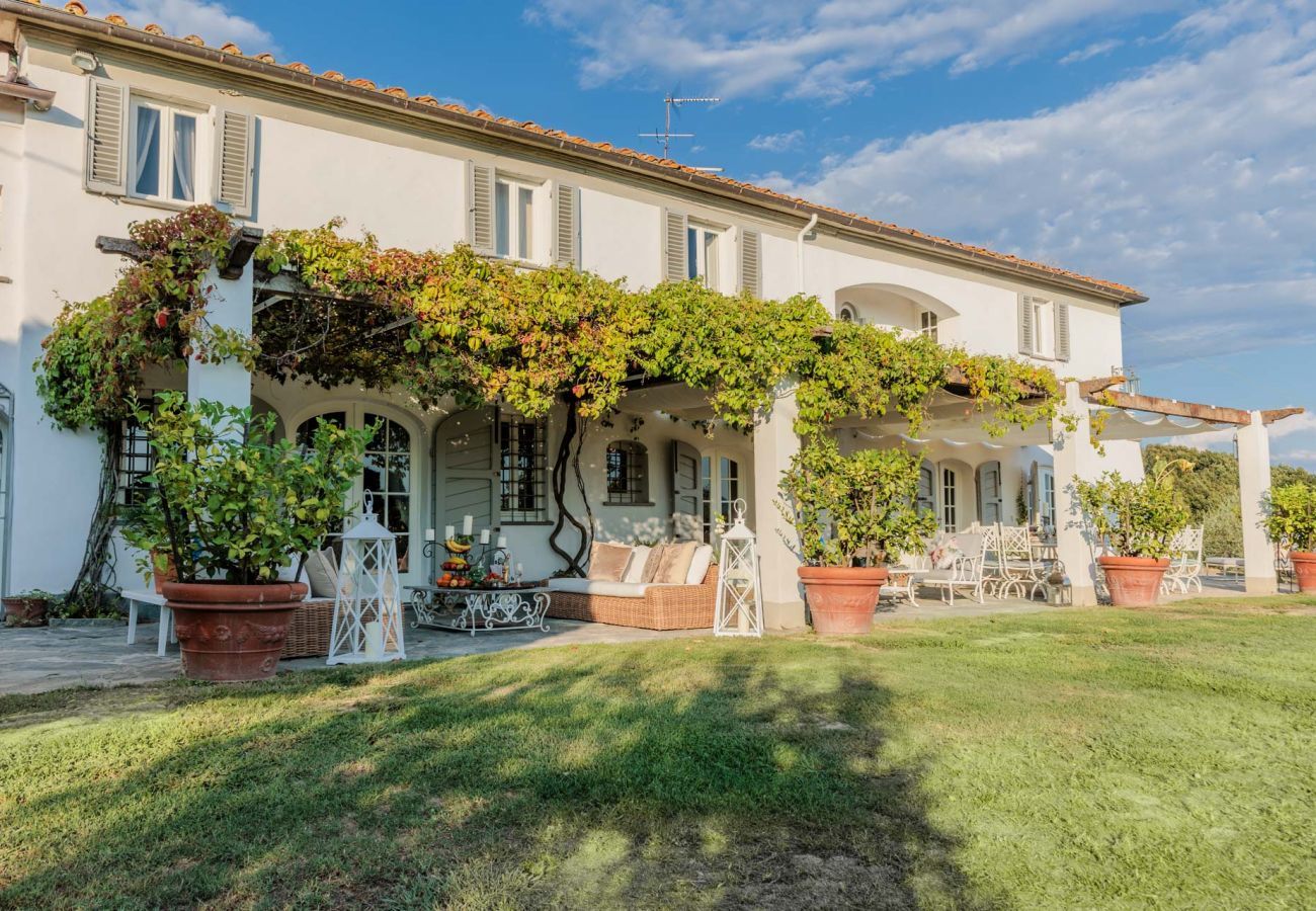 Villa à Capannori - Villa Noa, Romantic 8 bedroom Luxury Farmhouse with Private Pool on the Lucca Hills