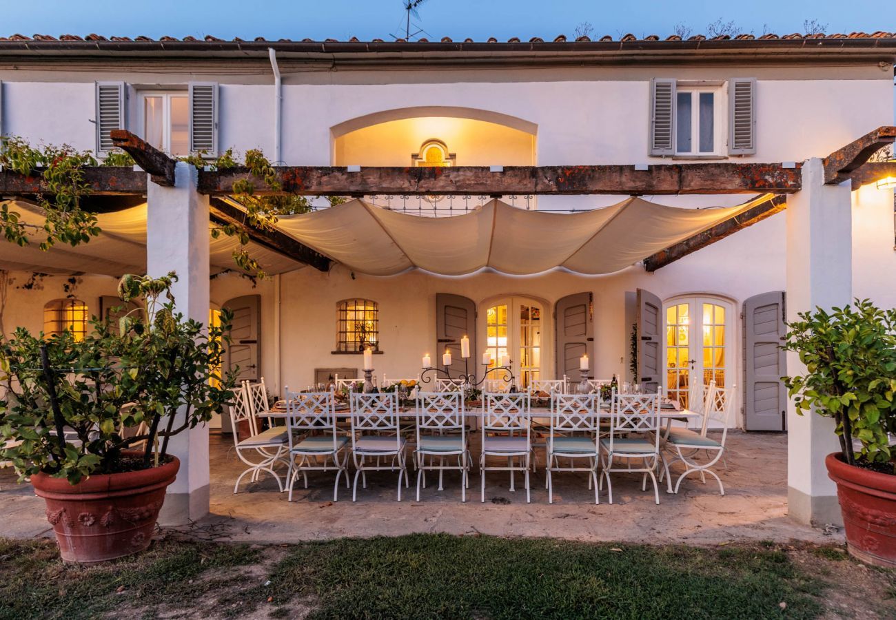 Villa à Capannori - Villa Noa, Romantic 8 bedroom Luxury Farmhouse with Private Pool on the Lucca Hills