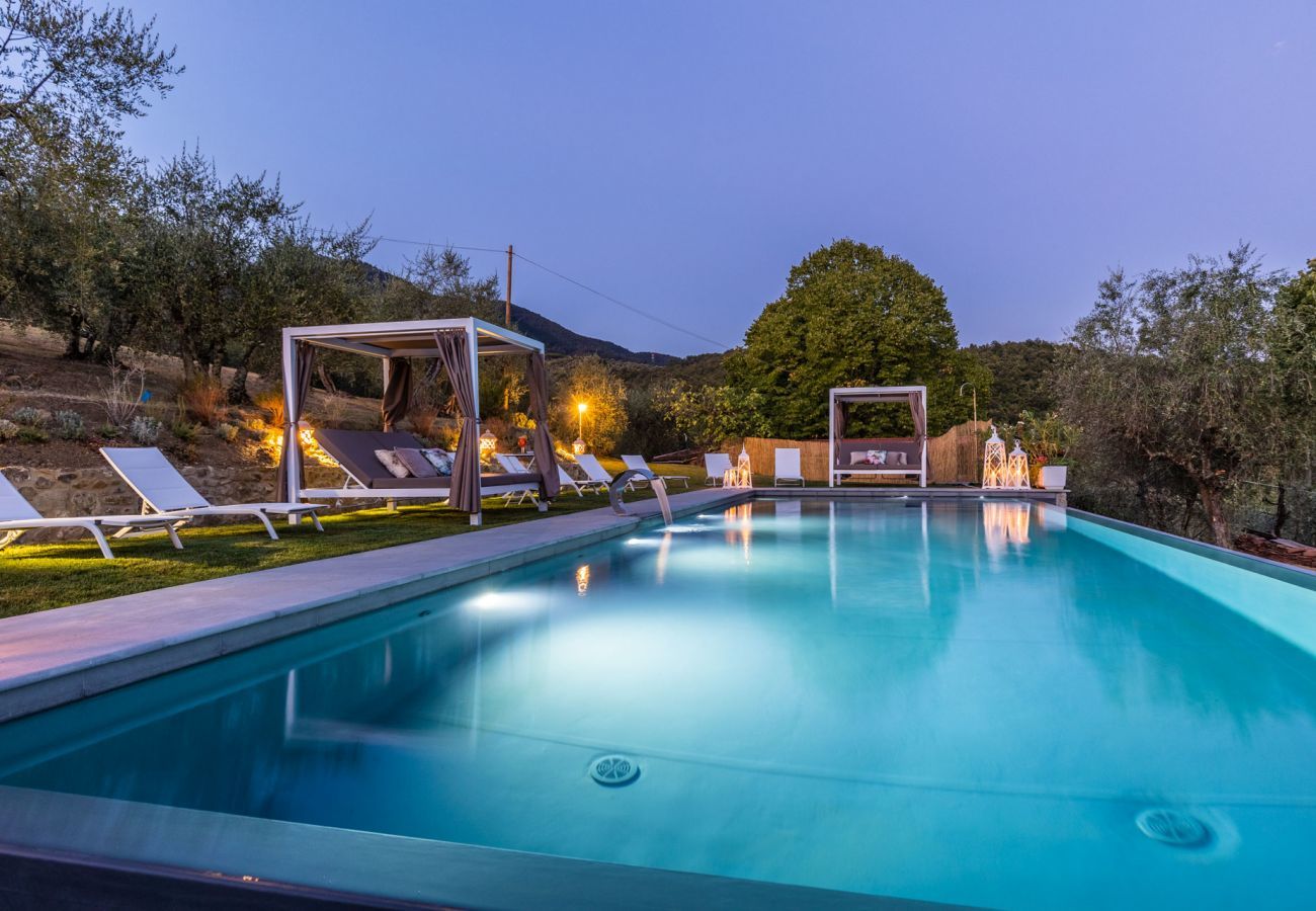 Villa à Capannori - Villa Noa, Romantic 8 bedroom Luxury Farmhouse with Private Pool on the Lucca Hills