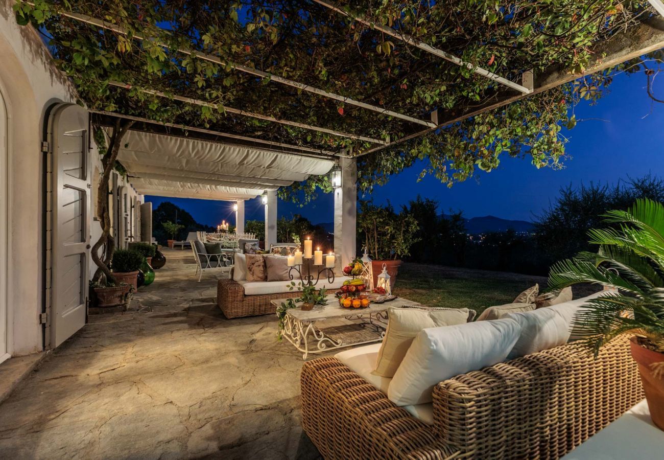 Villa à Capannori - Villa Noa, Romantic 8 bedroom Luxury Farmhouse with Private Pool on the Lucca Hills