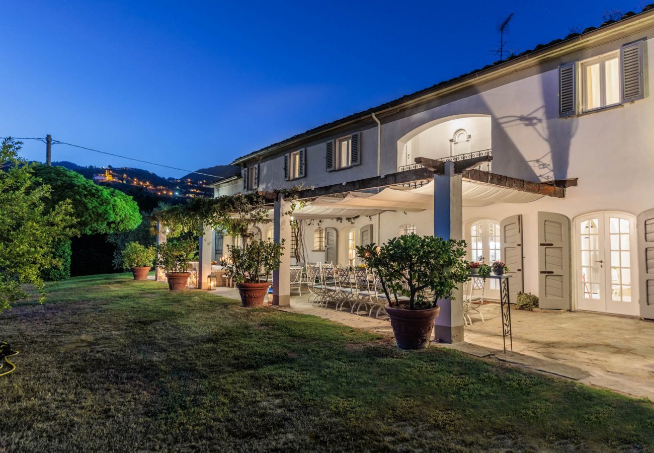 Villa à Capannori - Villa Noa, Romantic 8 bedroom Luxury Farmhouse with Private Pool on the Lucca Hills