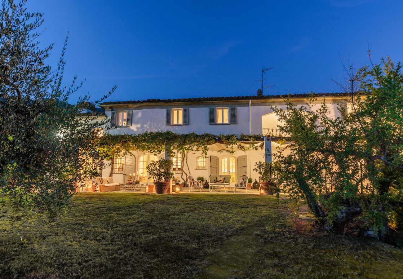 Villa à Capannori - Villa Noa, Romantic 8 bedroom Luxury Farmhouse with Private Pool on the Lucca Hills