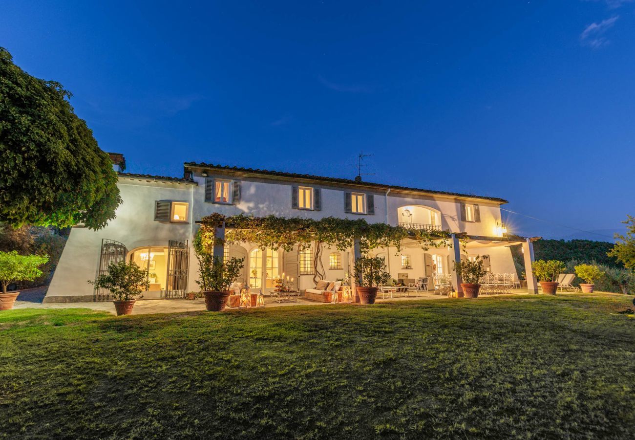 Villa à Capannori - Villa Noa, Romantic 8 bedroom Luxury Farmhouse with Private Pool on the Lucca Hills