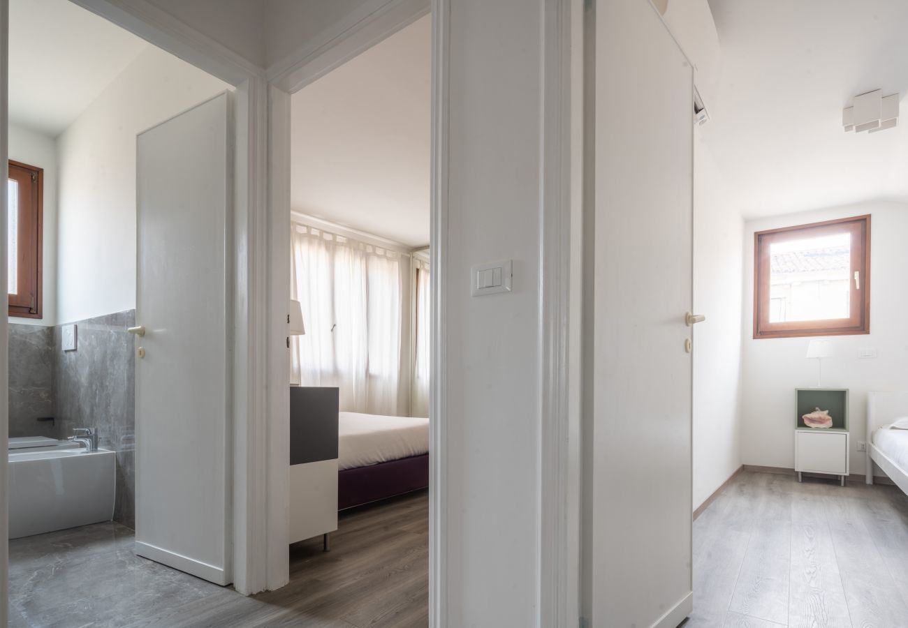 Appartement à Santa Croce - Bright Apartment on Venetian Roofs R&R