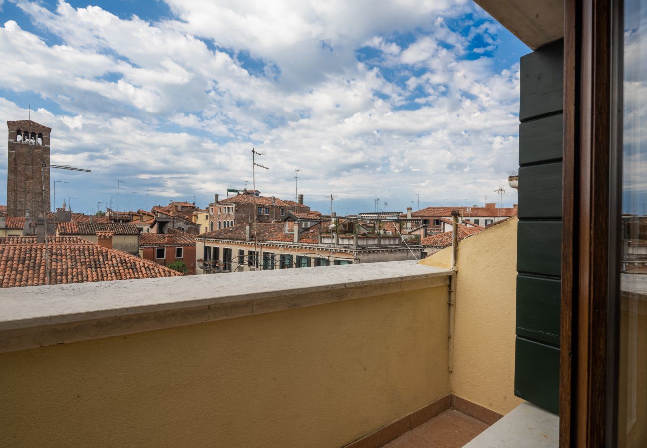 Appartement à Santa Croce - Bright Apartment on Venetian Roofs R&R