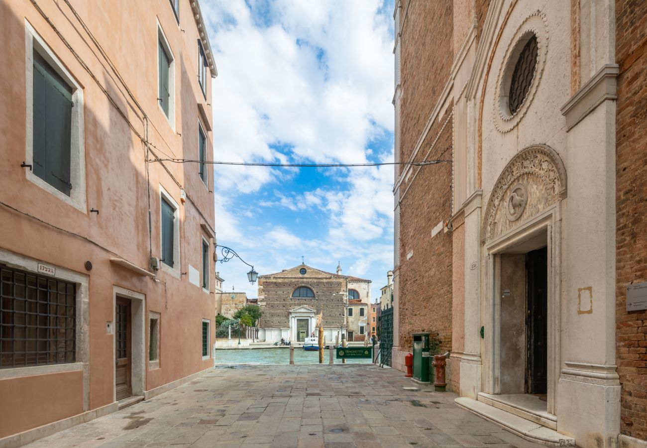 Appartement à Santa Croce - Bright Apartment on Venetian Roofs R&R