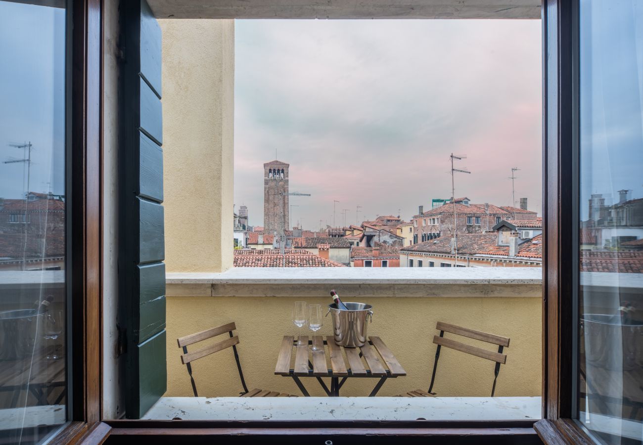 Appartement à Santa Croce - Bright Apartment on Venetian Roofs R&R