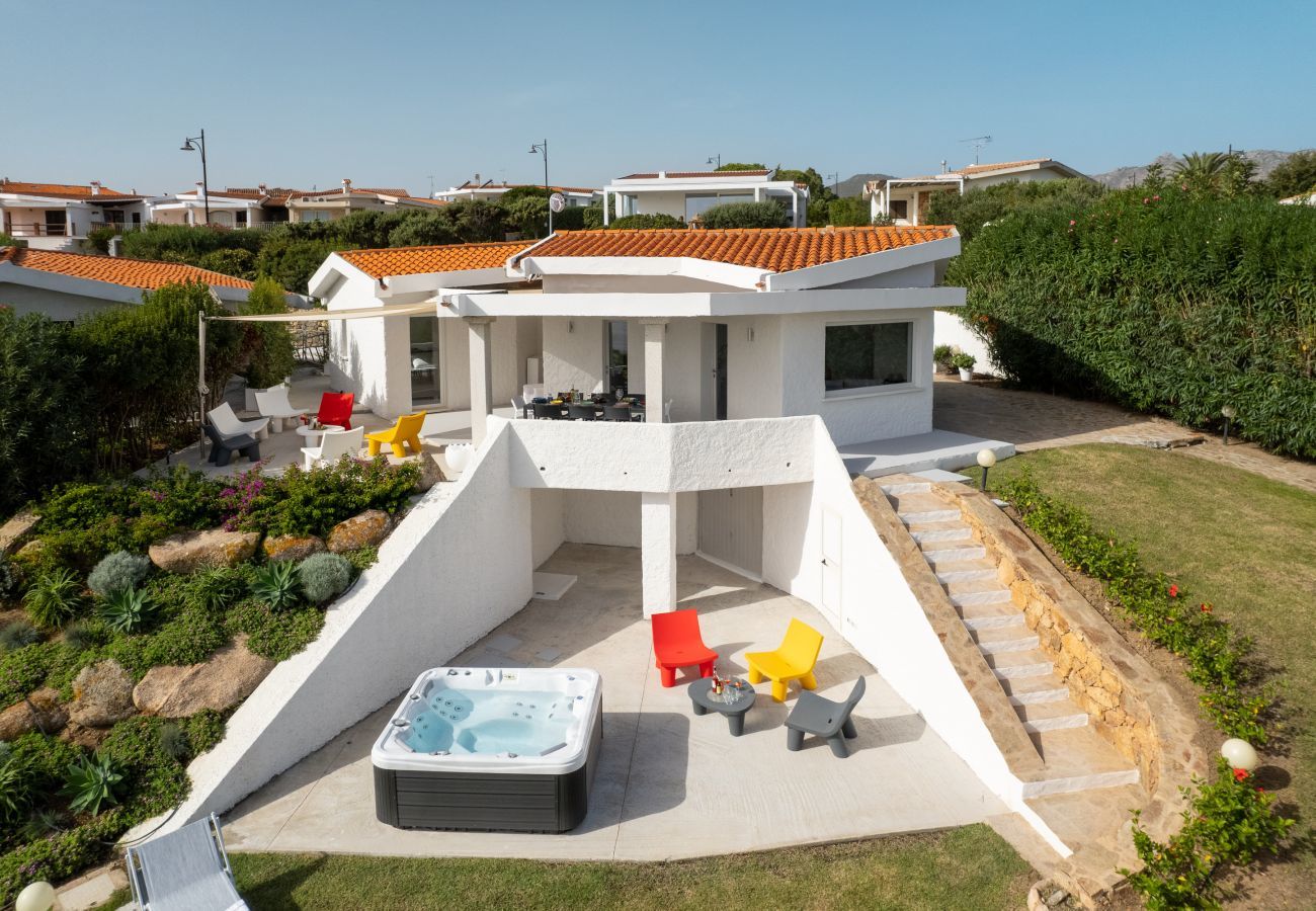Villa à Olbia - Villa Azul - villa contemporaine pied dans l'eau avec piscine hydromassage