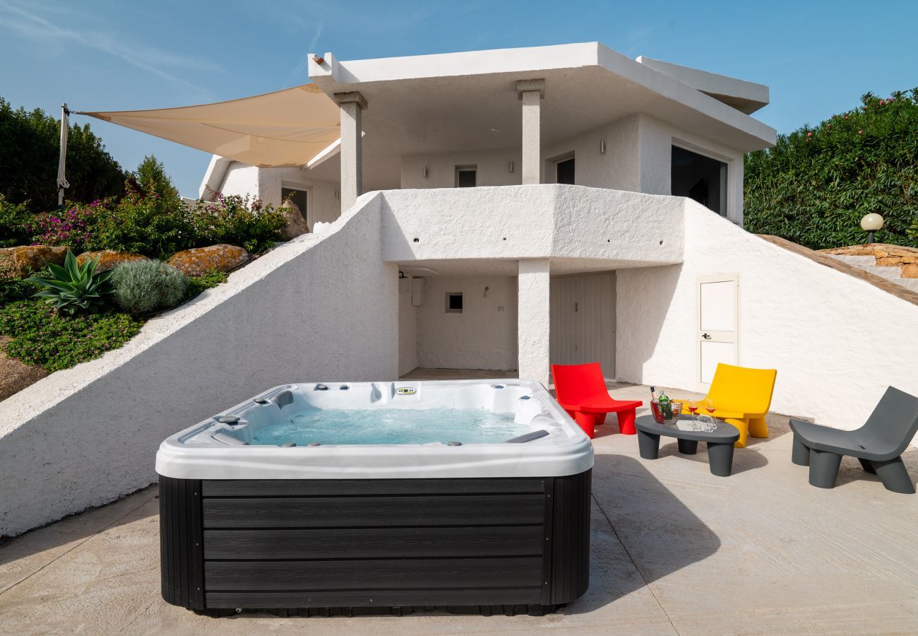 Villa à Olbia - Villa Azul - villa contemporaine pied dans l'eau avec piscine hydromassage