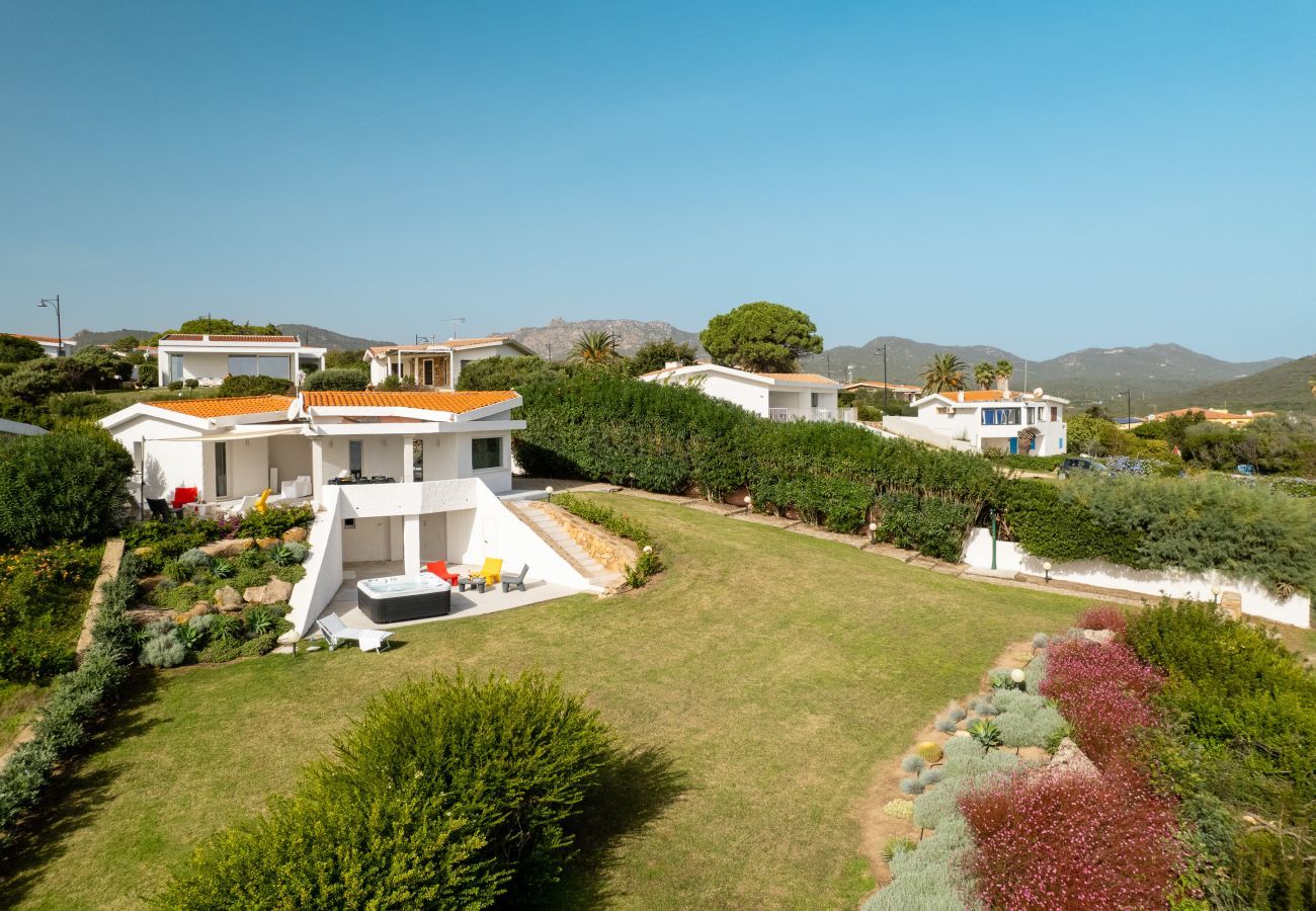 Villa Azul - jardin avec jacuzzi chauffé dans villa en location à Pittulongu