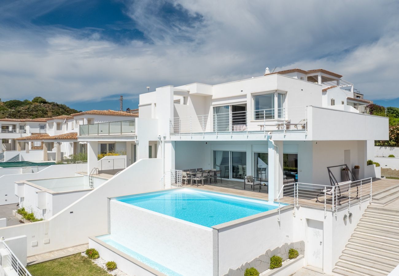 Villa à Budoni - Villa Square - maison de vacances moderne avec piscine en Sardaigne