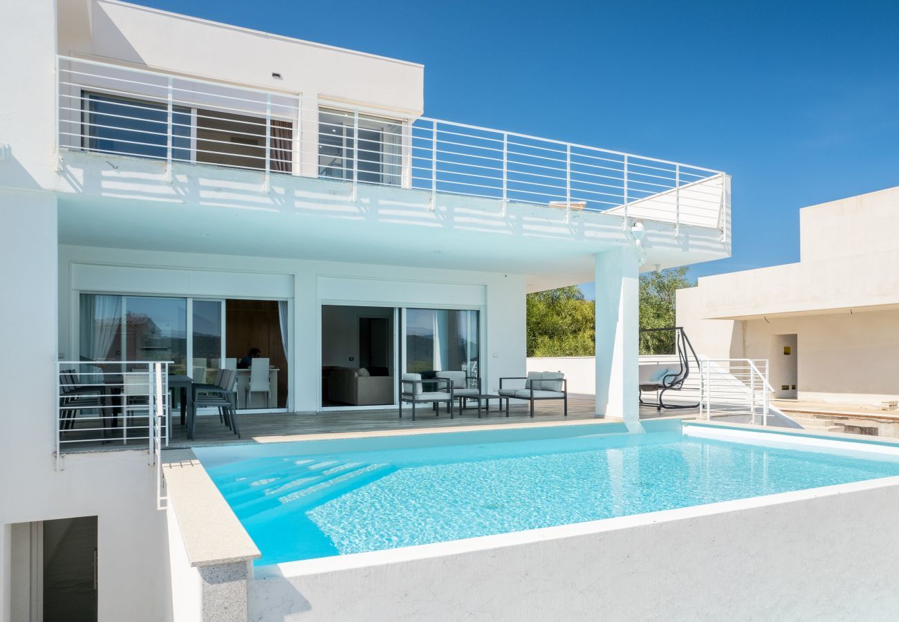 Villa à Budoni - Villa Square - maison de vacances moderne avec piscine en Sardaigne