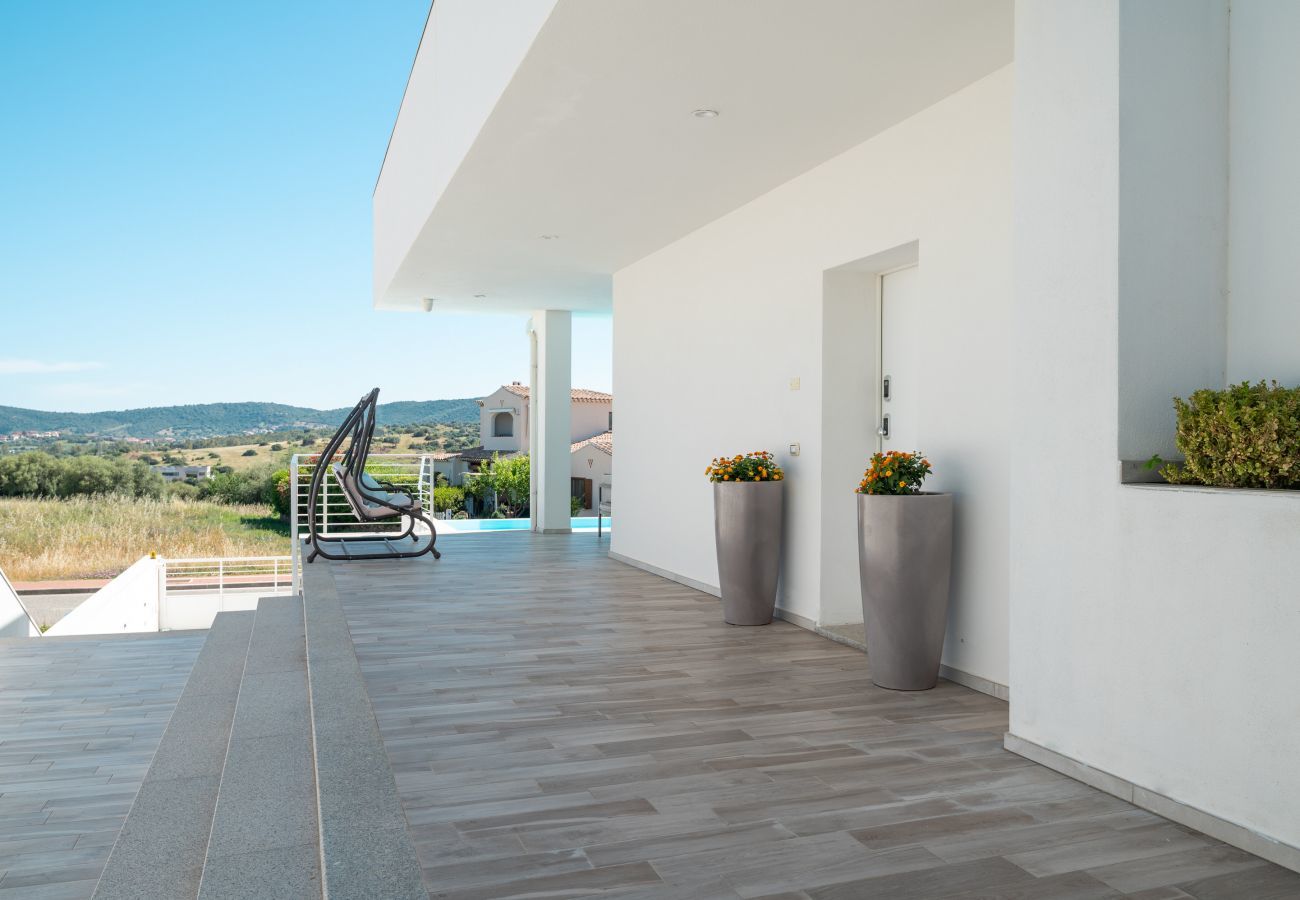 Villa à Budoni - Villa Square - maison de vacances moderne avec piscine en Sardaigne