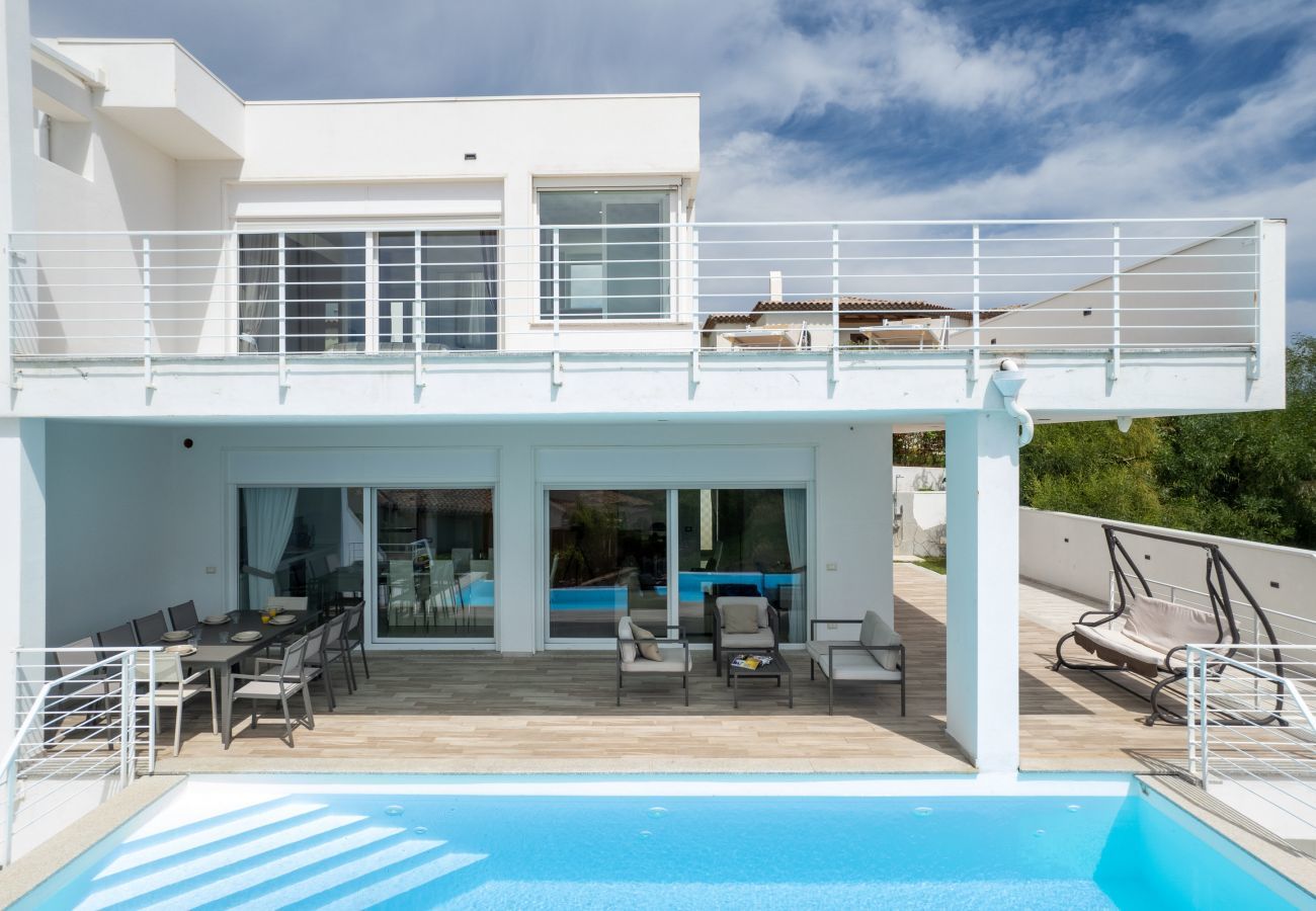 Villa à Budoni - Villa Square - maison de vacances moderne avec piscine en Sardaigne