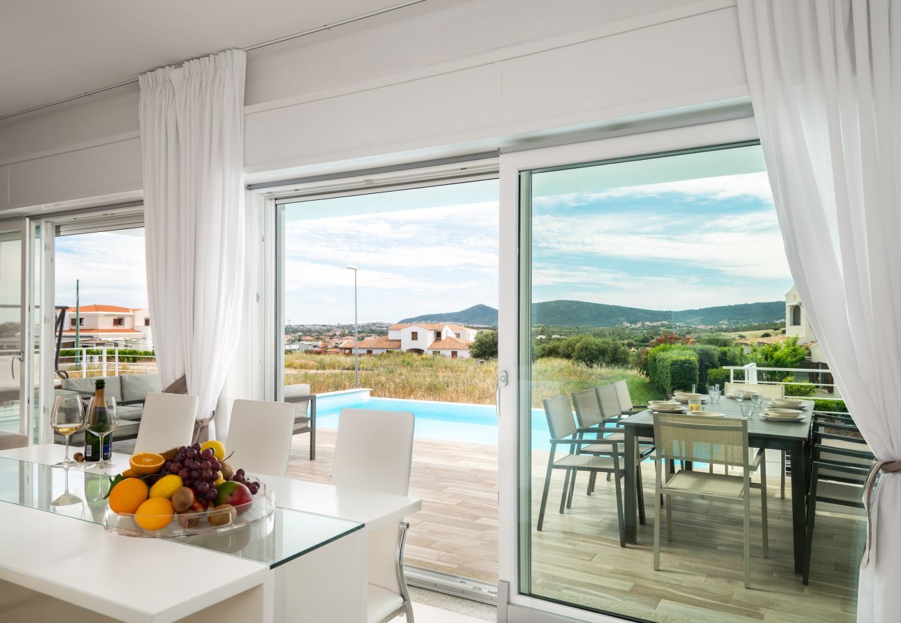 Villa à Budoni - Villa Square - maison de vacances moderne avec piscine en Sardaigne