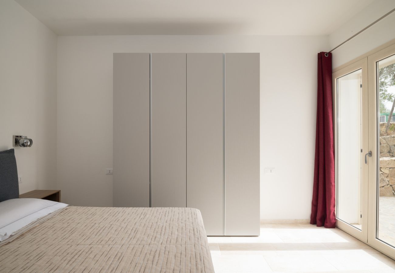 Bellevue 36C - chambre principale avec vue sur le jardin pour vacances en Sardaigne
