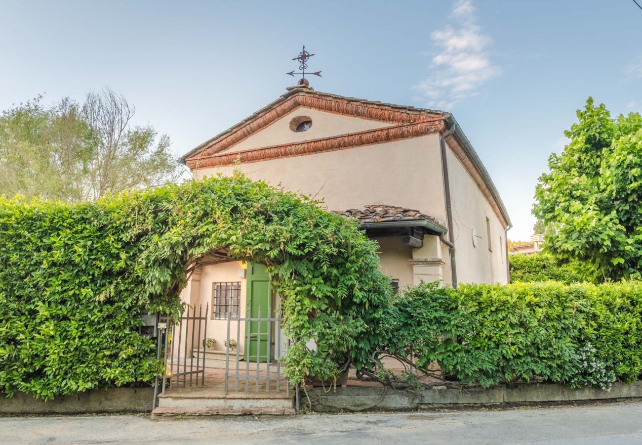 Villa à Lucques - La Chiesetta, an Antique Church with Pool
